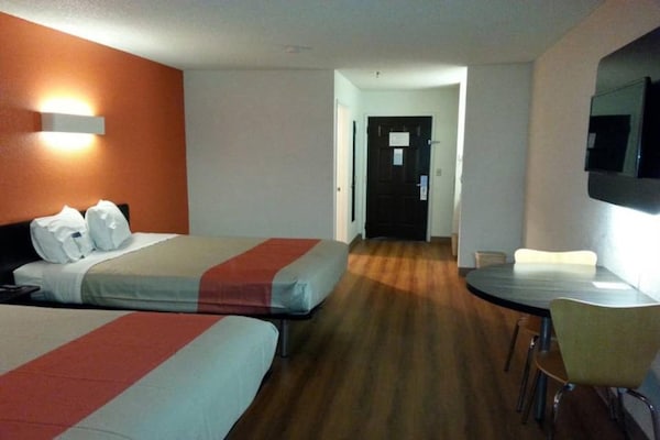 Foto van 2 tweepersoonsbedden (queensize) | Rookvrij - Vakantiehuis in Williams - BedRoom