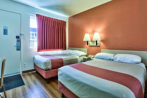 Foto van 2 tweepersoonsbedden | Magnetron, Roken toegestaan - BedRoom