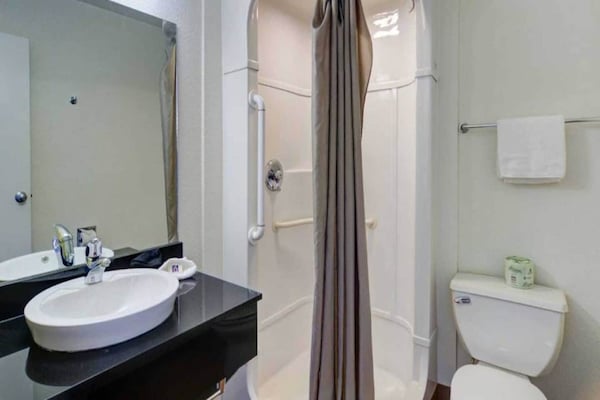 Foto van 1 tweepersoonsbed (Queensize) | Gehoorvriendelijke koelkast - BathRoom