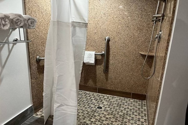 Foto van 2 tweepersoonsbedden (queensize) | Rookvrij, Keuken - Facilities
