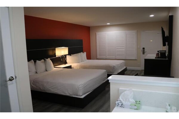 Foto van 2 tweepersoonsbedden (queensize) | Rookvrij, Keuken - BedRoom