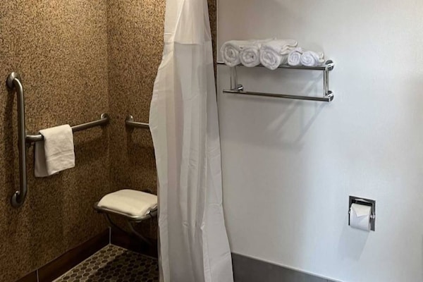 Foto van 2 tweepersoonsbedden (queensize) | Rookvrij, Keuken - BathRoom