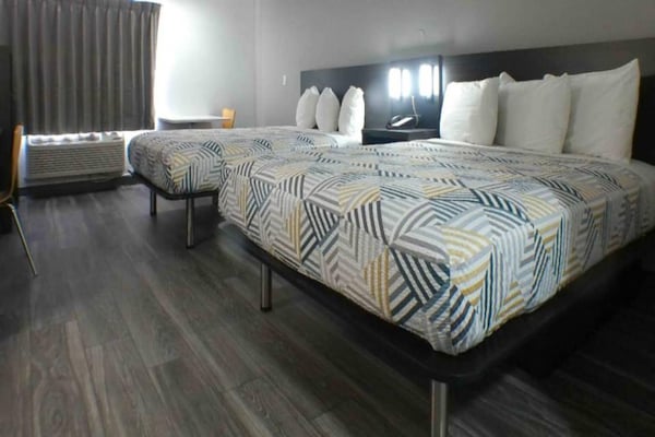 Foto van 2 tweepersoonsbedden (queensize) | Rookvrij - Vakantiehuis in Winslow - BedRoom