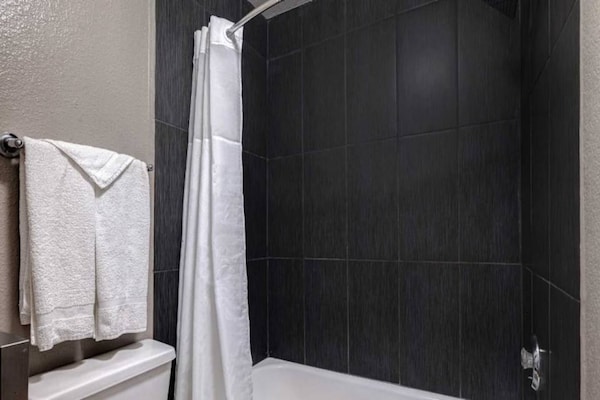 Foto van 1 kingsize bed | Rookvrij, koelkast - Vakantiehuis in Buttonwillow - BathRoom