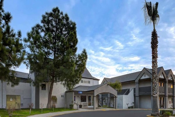 Foto van 1 kingsize bed | Rookvrij, koelkast - Vakantiehuis in Buttonwillow - ExteriorSummer