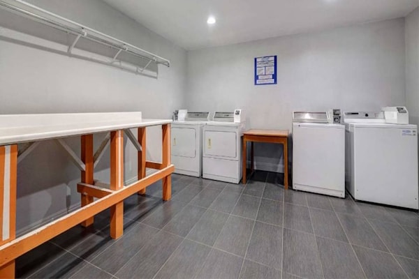Foto van 1 kingsize bed | Rookvrij, koelkast - Vakantiehuis in Buttonwillow - Facilities