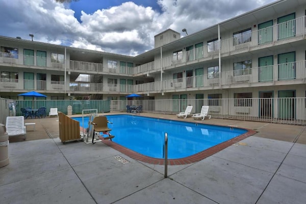 Foto van 2 tweepersoonsbedden | Premium, Micfridge - Vakantiehuis in Flagstaff AZ - HotelSwimmingPool