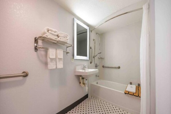 Foto van 2 tweepersoonsbedden (queensize) | Roken toegestaan - BathRoom