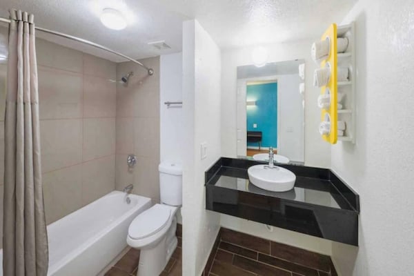 Foto van 2 tweepersoonsbedden | Roken toegestaan - Vakantiehuis in Grand Prairie - BathRoom