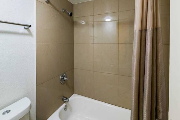 Foto van 2 tweepersoonsbedden | Roken toegestaan - Vakantiehuis in Grand Prairie - BathRoom