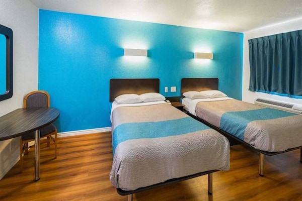 Foto van 2 tweepersoonsbedden | Roken toegestaan - Vakantiehuis in Grand Prairie - BedRoom