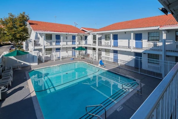 Foto van 2 tweepersoonsbedden | Roken toegestaan - Vakantiehuis in Grand Prairie - Pool