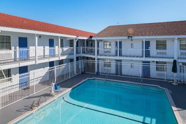 Foto van 2 tweepersoonsbedden | Roken toegestaan - Vakantiehuis in Grand Prairie - Pool