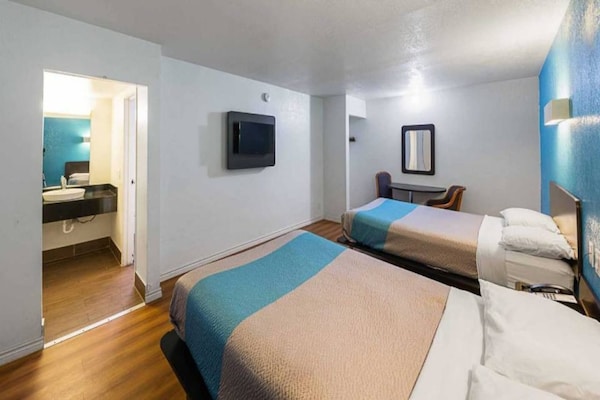 Foto van 2 tweepersoonsbedden | Roken toegestaan - Vakantiehuis in Grand Prairie - BedRoom