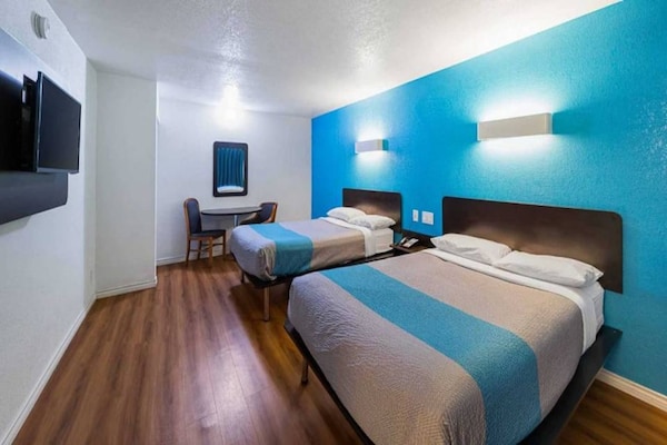 Foto van 2 tweepersoonsbedden | Roken toegestaan - Vakantiehuis in Grand Prairie - BedRoom