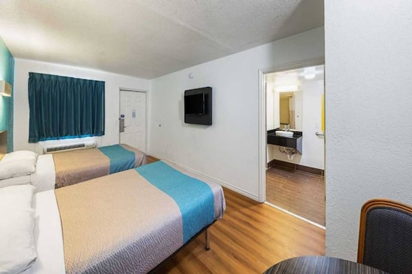 Foto van 2 tweepersoonsbedden | Roken toegestaan - Vakantiehuis in Grand Prairie - BedRoom
