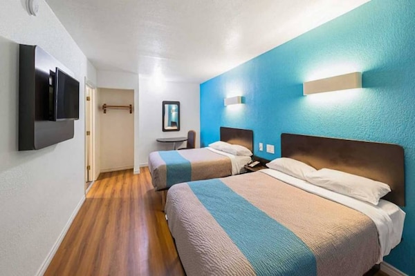 Foto van 2 tweepersoonsbedden | Roken toegestaan - Vakantiehuis in Grand Prairie - BedRoom