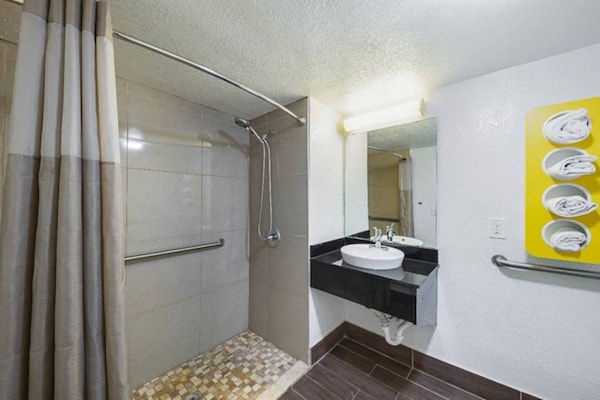 Foto van 2 tweepersoonsbedden | Roken toegestaan - Vakantiehuis in Grand Prairie - BedRoom