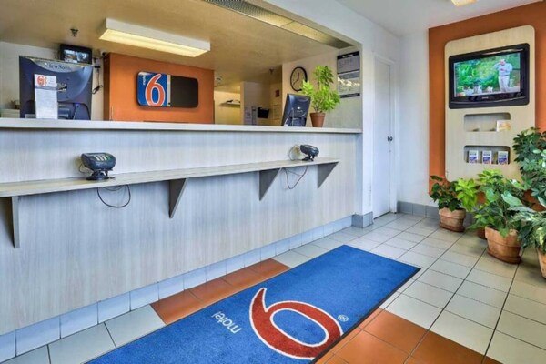 Foto van 1 tweepersoonsbed | Rolstoeltoegankelijke douche / Magnetron - FloorPlan