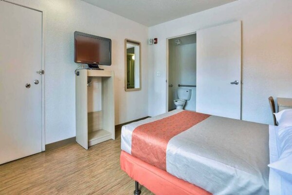 Foto van 1 tweepersoonsbed | Rolstoeltoegankelijke douche / Magnetron - BedRoom