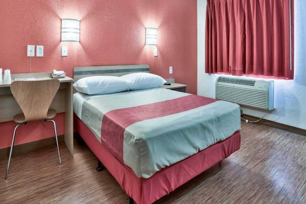 Foto van 1 tweepersoonsbed | Rolstoeltoegankelijke douche / Magnetron - BedRoom