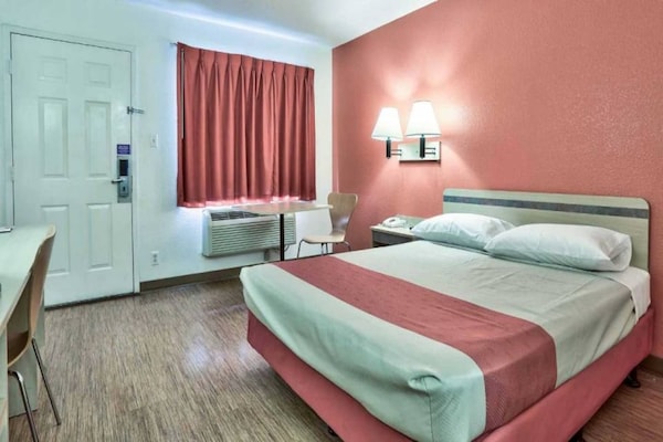 Foto van 1 tweepersoonsbed | Rolstoeltoegankelijke douche / Magnetron - BedRoom