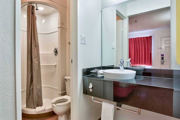 Foto van 1 tweepersoonsbed | Rolstoeltoegankelijke douche / Magnetron - BathRoom
