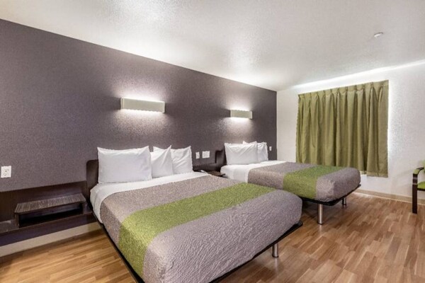 Foto van 2 tweepersoonsbedden | Suite, rookvrij, keuken - Vakantiehuis in Orange - Facilities