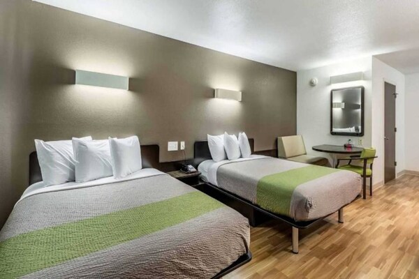 Foto van 2 tweepersoonsbedden | Suite, rookvrij, keuken - Vakantiehuis in Orange - BedRoom
