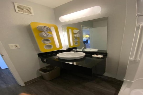 Foto van 1 tweepersoonsbed | Suite, rookvrij, keuken - Vakantiehuis in Casper WY - BathRoom