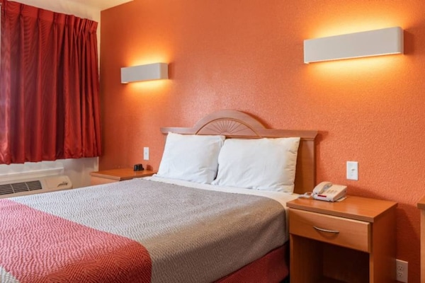 Foto van 1 tweepersoonsbed (queensize) | Roken toegestaan, koelkast (Mcfridge) - BedRoom