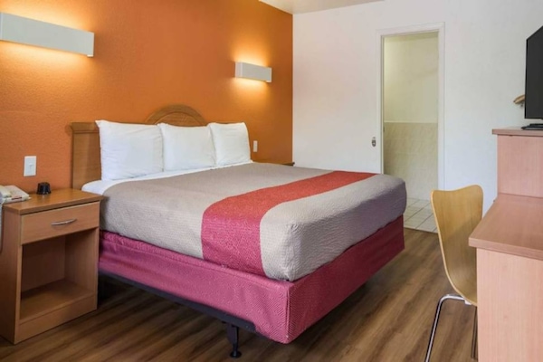 Foto van 1 tweepersoonsbed (queensize) | Roken toegestaan, koelkast (Mcfridge) - BedRoom