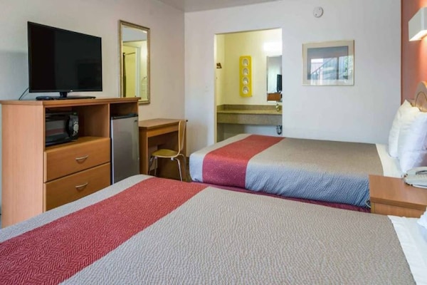 Foto van 2 tweepersoonsbedden (queensize) | Roken toegestaan - BedRoom