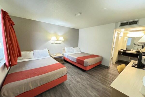 Foto van 2 tweepersoonsbedden | Toegankelijk voor slechthorenden, Micfridge - BedRoom