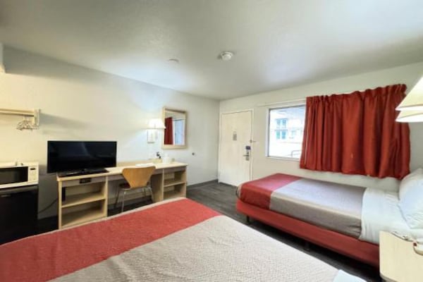 Foto van 2 tweepersoonsbedden | Toegankelijk voor slechthorenden, Micfridge - BedRoom