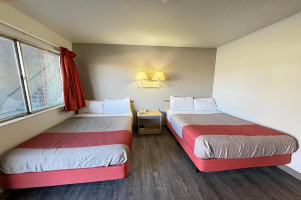 Foto van 2 tweepersoonsbedden | Toegankelijk voor slechthorenden, Micfridge - BedRoom