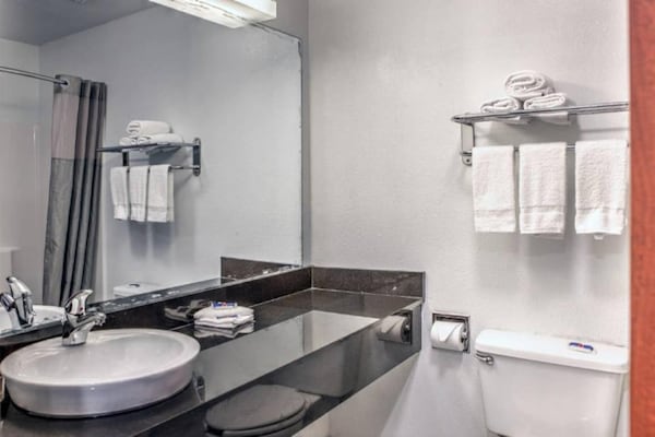 Foto van 2 tweepersoonsbedden | Suite, Nsmk, slaapbank - Vakantiehuis in Dallas - BathRoom