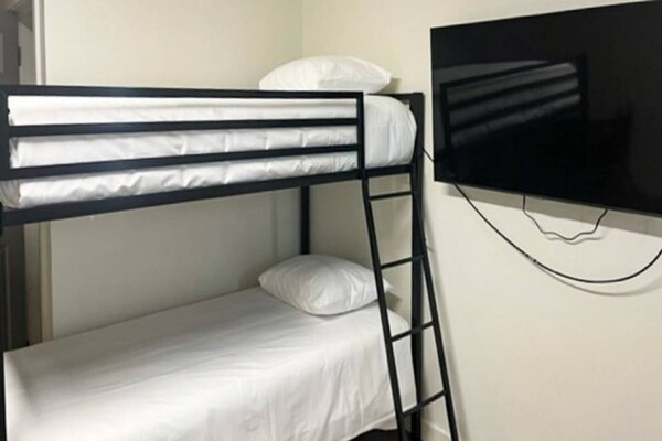Foto van 1 tweepersoonsbed (queensize) | Rookvrij, Keuken - Vakantiehuis in Pasco - BedRoom