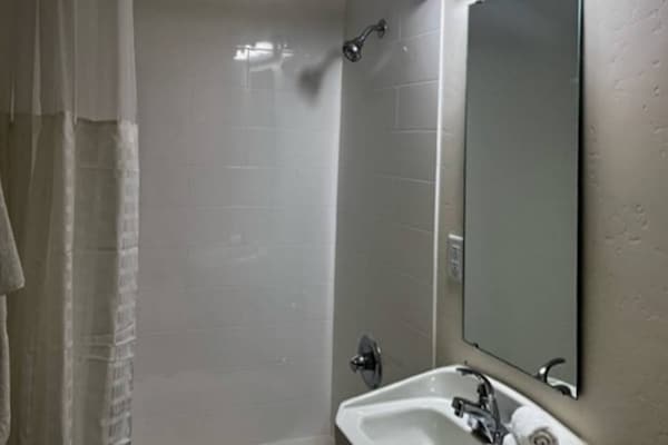Foto van 1 tweepersoonsbed (queensize) | Rookvrij, Keuken - Vakantiehuis in Pasco - BathRoom