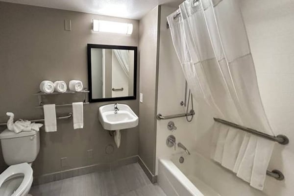 Foto van 2 queensize bedden | Badkuip met mobiele toegang Nsmk Micfridg - BathRoom