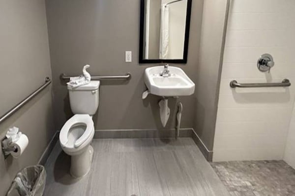 Foto van 2 queensize bedden | Badkuip met mobiele toegang Nsmk Micfridg - BathRoom