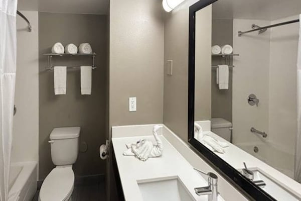 Foto van 2 queensize bedden | Badkuip met mobiele toegang Nsmk Micfridg - BathRoom