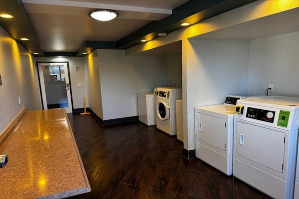 Foto van 2 queensize bedden | Badkuip met mobiele toegang Nsmk Micfridg - Facilities
