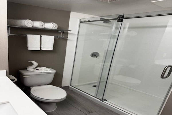 Foto van 2 queensize bedden | Badkuip met mobiele toegang Nsmk Micfridg - Facilities
