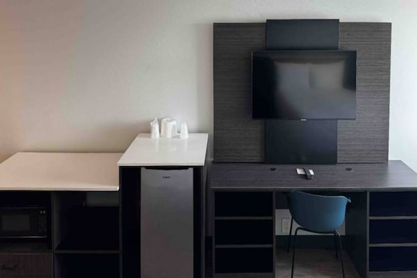 Foto van 2 queensize bedden | Badkuip met mobiele toegang Nsmk Micfridg - Facilities