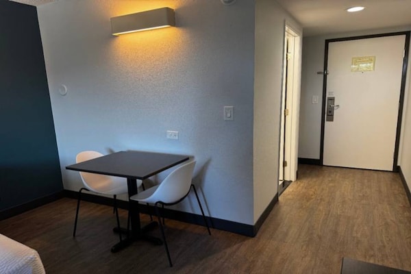Foto van 2 queensize bedden | Badkuip met mobiele toegang Nsmk Micfridg - Facilities
