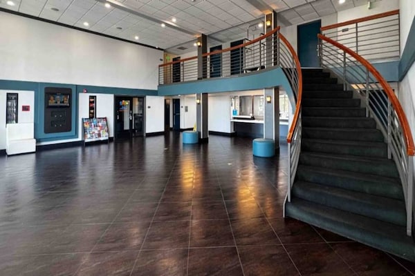 Foto van 2 queensize bedden | Badkuip met mobiele toegang Nsmk Micfridg - FloorPlan