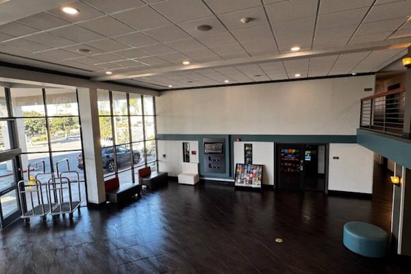 Foto van 2 queensize bedden | Badkuip met mobiele toegang Nsmk Micfridg - FloorPlan