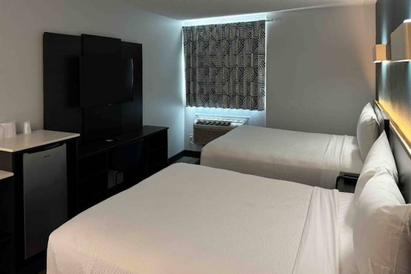 Foto van 2 queensize bedden | Badkuip met mobiele toegang Nsmk Micfridg - BedRoom