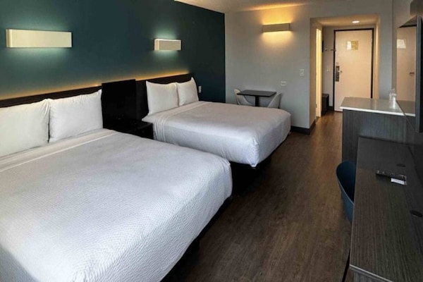 Foto van 2 queensize bedden | Badkuip met mobiele toegang Nsmk Micfridg - BedRoom